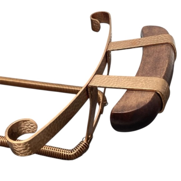 VINTAGE HAMMERED COPPER CASSEROLE PAN HOLDER WITH WOOD HANDLES - Picture 5 of 5